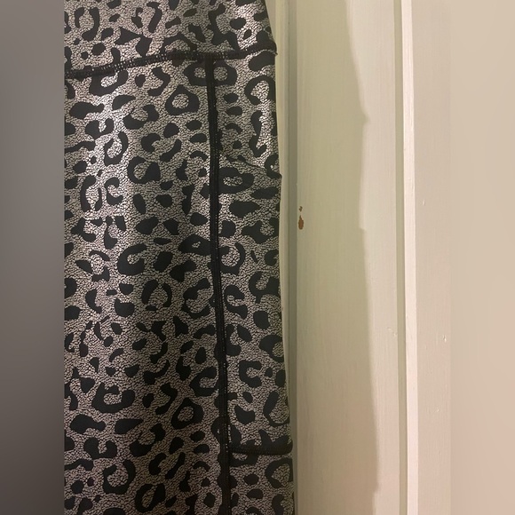 Black with shiny pattern pocket 7/8 leggings- XX-large NWOT - Picture 2 of 5